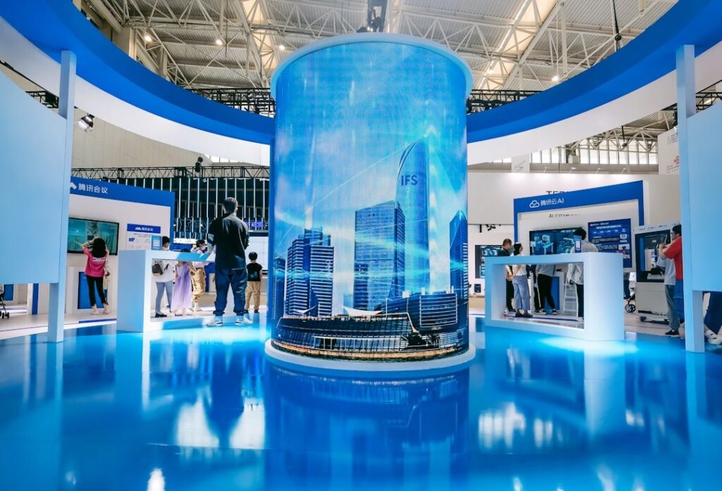 Stand de exhibición tecnológica con pantallas